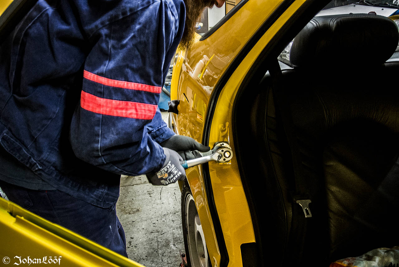 Detail image yellow Saab 9000 Aero